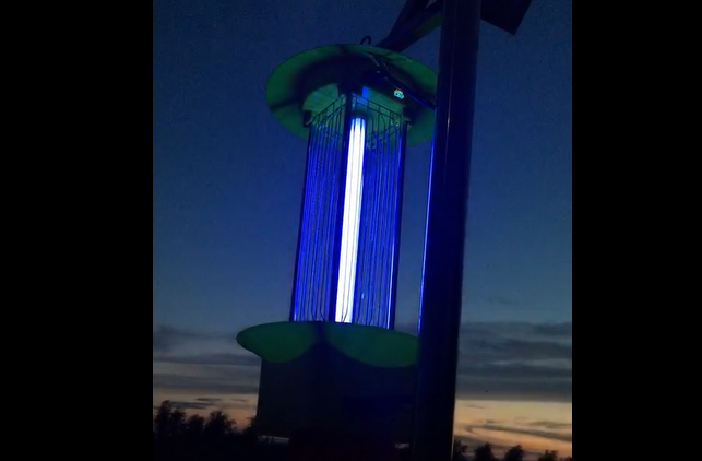 正在殺蟲的云飛太陽能殺蟲燈，夜空中最亮的星